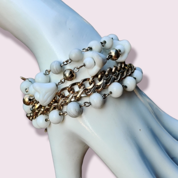 Vintage Jewelry - Vintage white milk glass flower chain bracelet